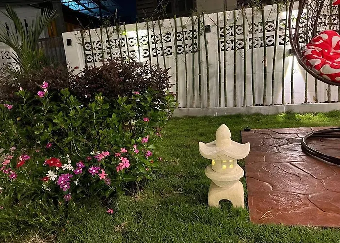 独立庭院 花园式的两卧两卫民宿 近mrt 2 Vakantiehuis