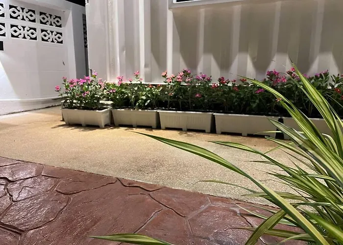 独立庭院 花园式的两卧两卫民宿 近mrt 2 *