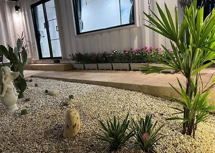 独立庭院 花园式的两卧两卫民宿 近mrt 2 *
