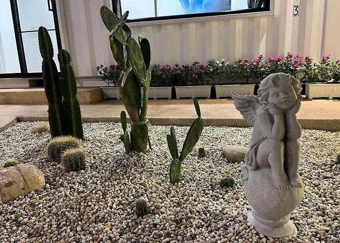 独立庭院 花园式的两卧两卫民宿 近mrt 2 Vakantiehuis *