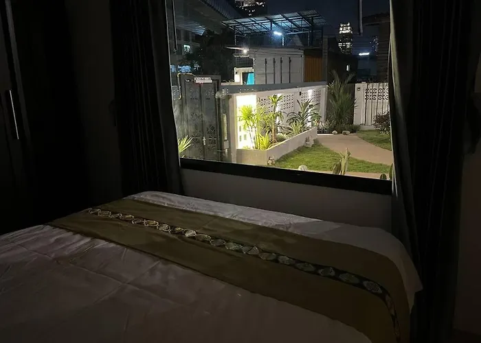 独立庭院 花园式的两卧两卫民宿 近mrt 2 *